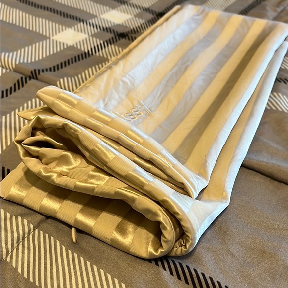 Blissy Silk Pillowcase - Picture 6 of 9